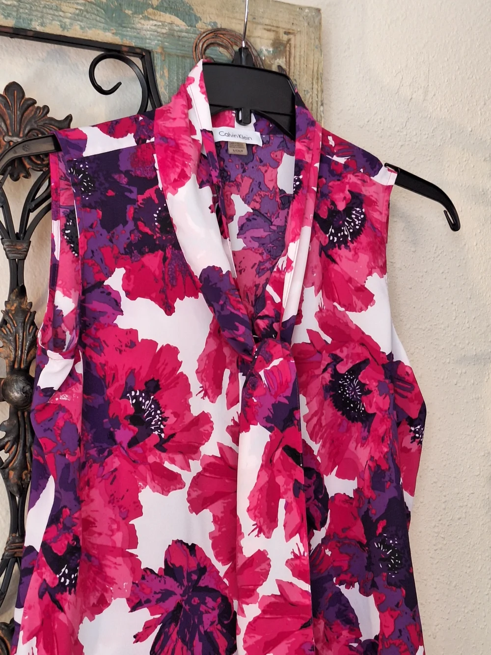 Calvin Klein White, Pink & Magenta Floral Tie-Neck Sleeveless Top. Size Small - Picture 4 of 7